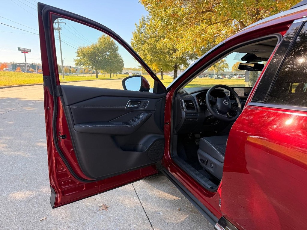 Nissan Rogue Vehicle Full-screen Gallery Image 24