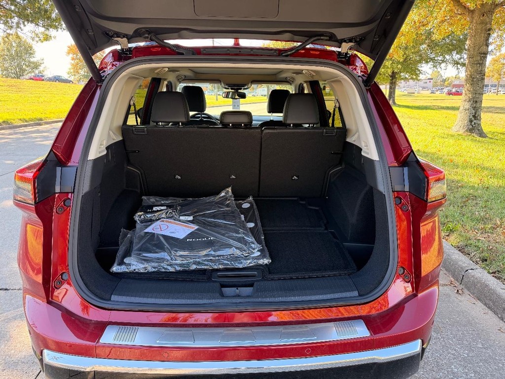 Nissan Rogue Vehicle Full-screen Gallery Image 26