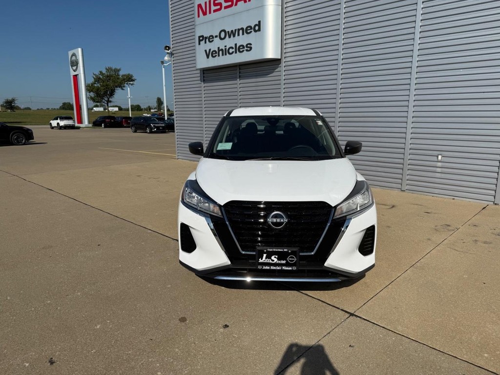 Nissan Kicks Play Vehicle Full-screen Gallery Image 02