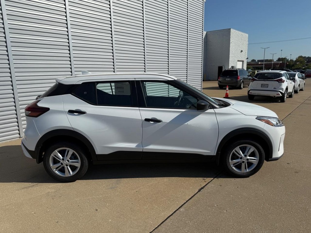 Nissan Kicks Play Vehicle Full-screen Gallery Image 03