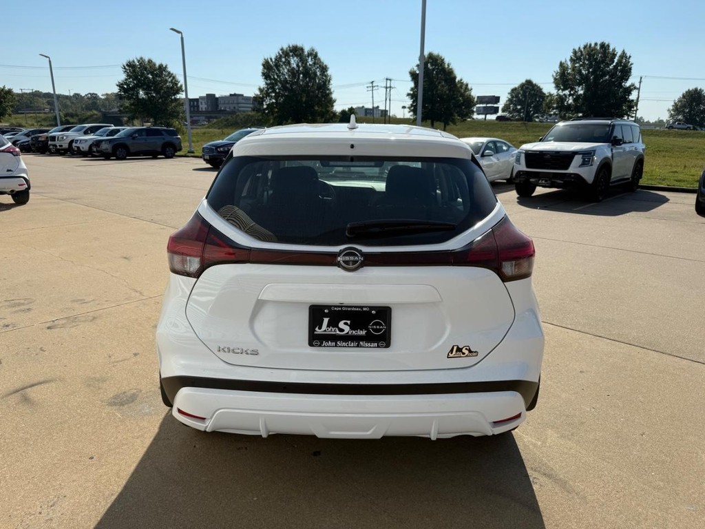 Nissan Kicks Play Vehicle Full-screen Gallery Image 04