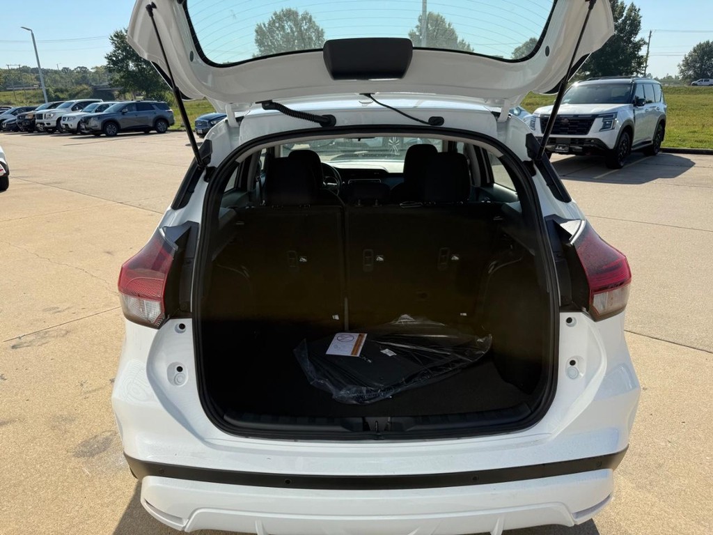 Nissan Kicks Play Vehicle Full-screen Gallery Image 06