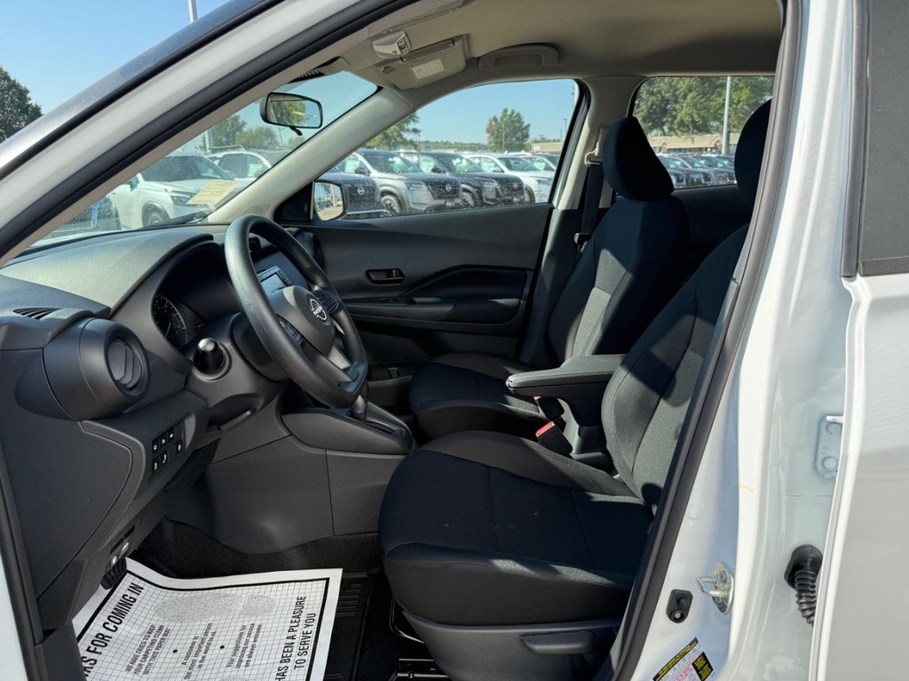 Nissan Kicks Play Vehicle Full-screen Gallery Image 07