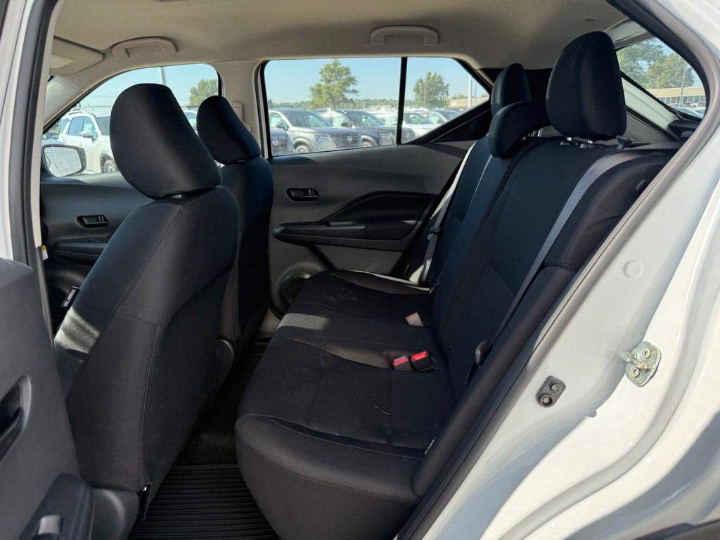 Nissan Kicks Play Vehicle Full-screen Gallery Image 08