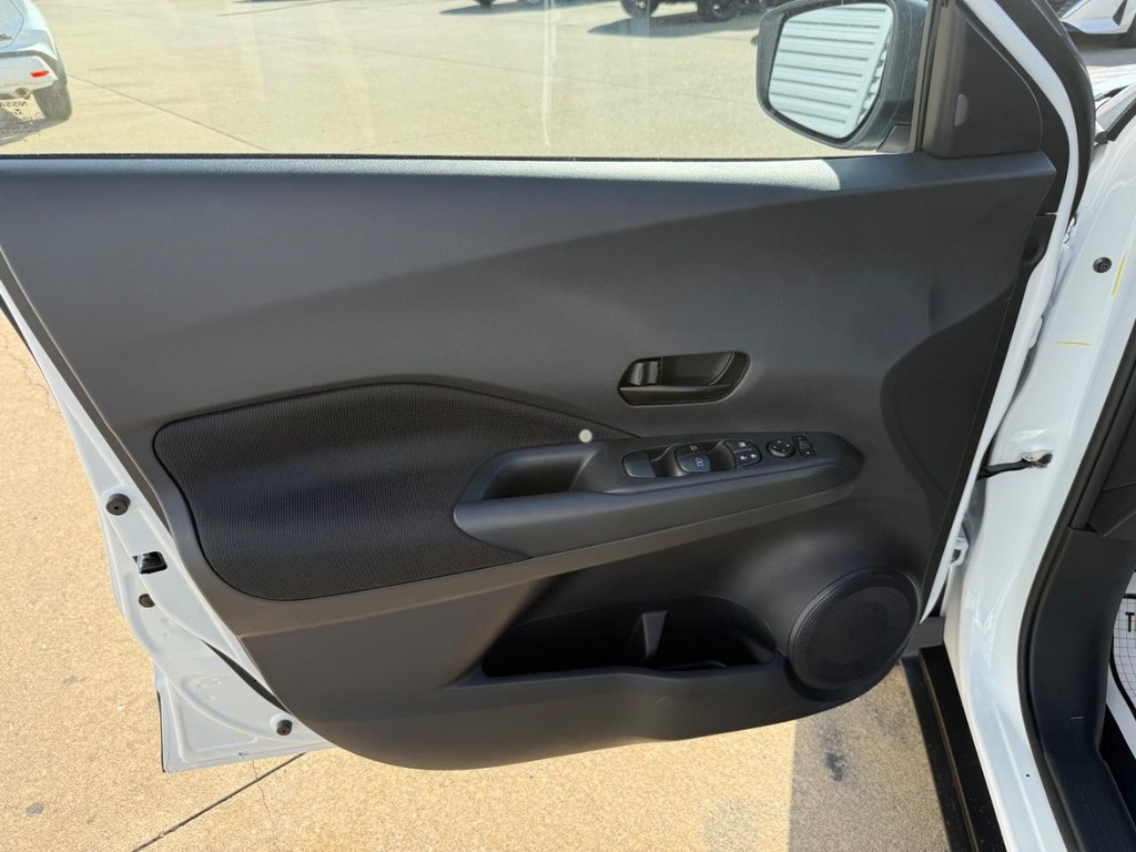 Nissan Kicks Play Vehicle Full-screen Gallery Image 09
