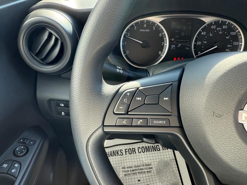 Nissan Kicks Play Vehicle Full-screen Gallery Image 12