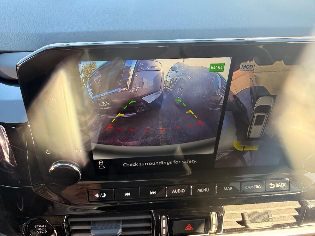 Nissan Pathfinder Vehicle Full-screen Gallery Image 02