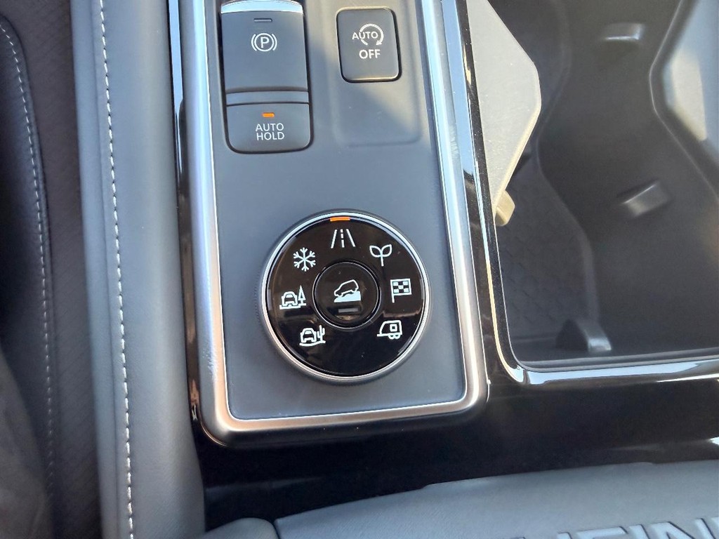 Nissan Pathfinder Vehicle Full-screen Gallery Image 03