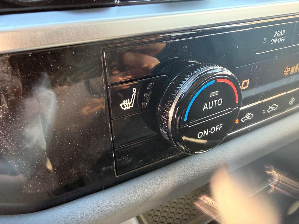 Nissan Pathfinder Vehicle Full-screen Gallery Image 04