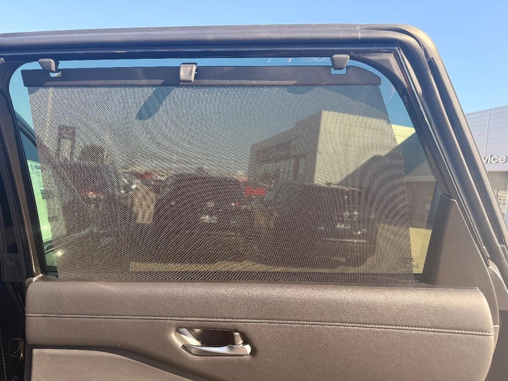 Nissan Pathfinder Vehicle Full-screen Gallery Image 06