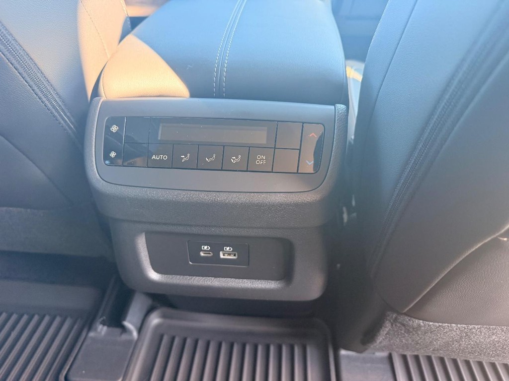 Nissan Pathfinder Vehicle Full-screen Gallery Image 07