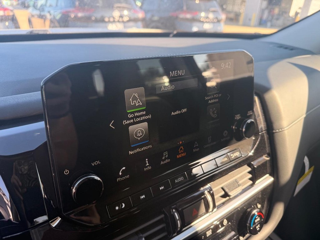 Nissan Pathfinder Vehicle Full-screen Gallery Image 11