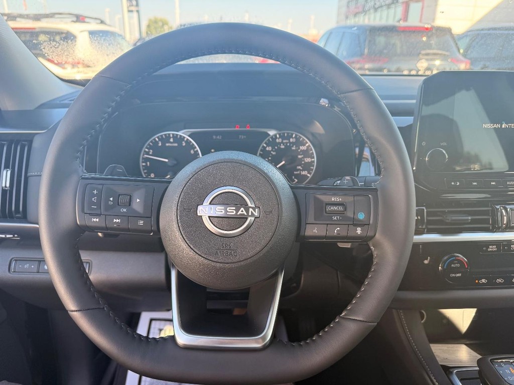 Nissan Pathfinder Vehicle Full-screen Gallery Image 13