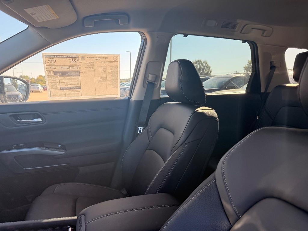 Nissan Pathfinder Vehicle Full-screen Gallery Image 15