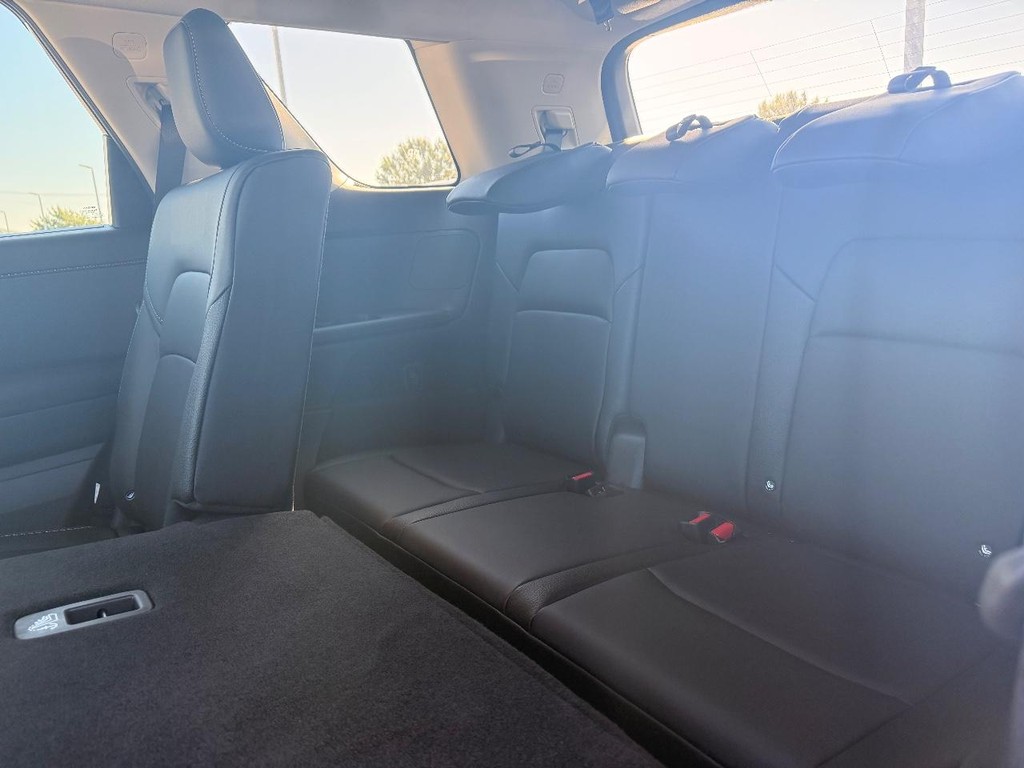 Nissan Pathfinder Vehicle Full-screen Gallery Image 17