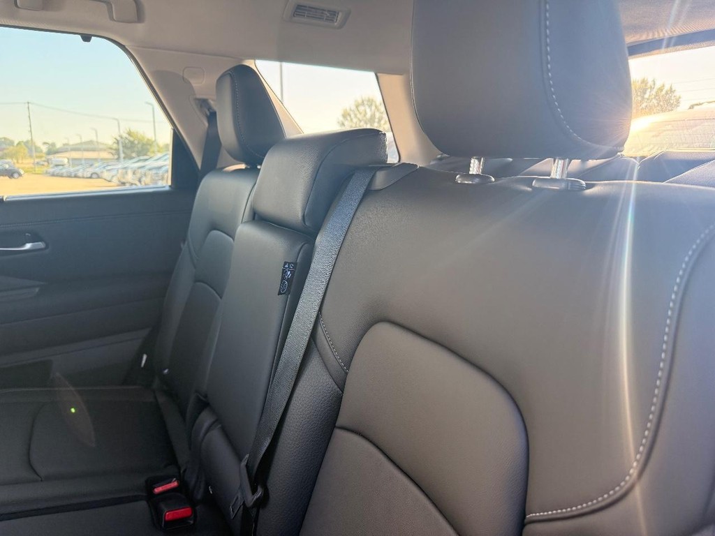 Nissan Pathfinder Vehicle Full-screen Gallery Image 19