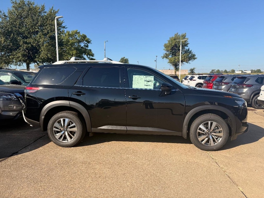 Nissan Pathfinder Vehicle Full-screen Gallery Image 25