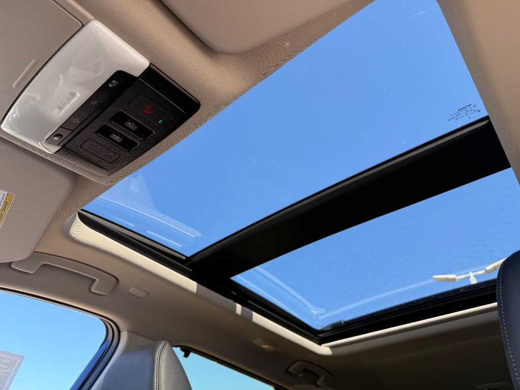 Nissan Rogue Vehicle Full-screen Gallery Image 02