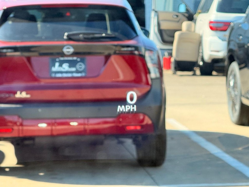 Nissan Rogue Vehicle Full-screen Gallery Image 03