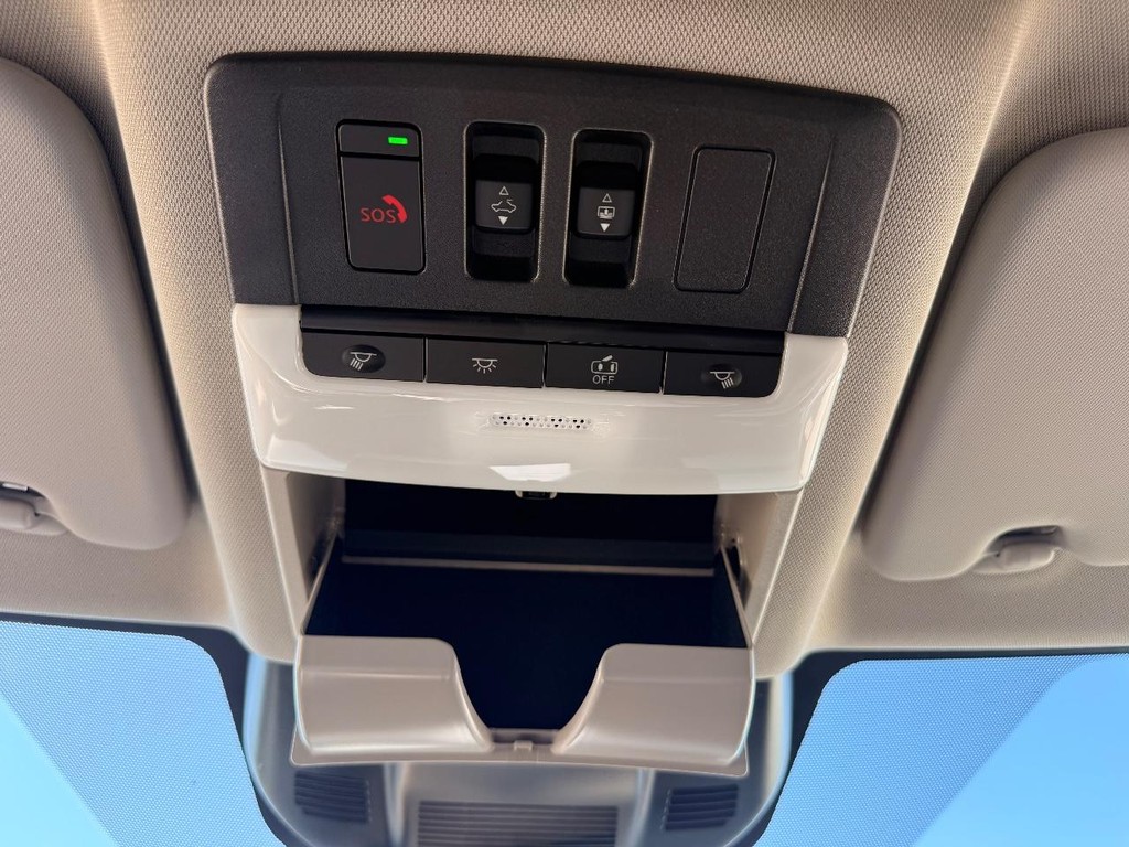 Nissan Rogue Vehicle Full-screen Gallery Image 04