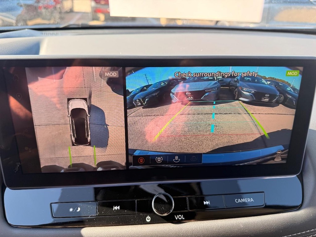 Nissan Rogue Vehicle Full-screen Gallery Image 05