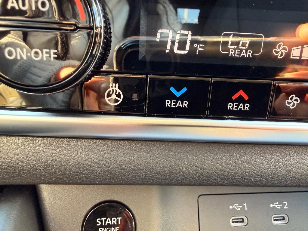 Nissan Rogue Vehicle Full-screen Gallery Image 06