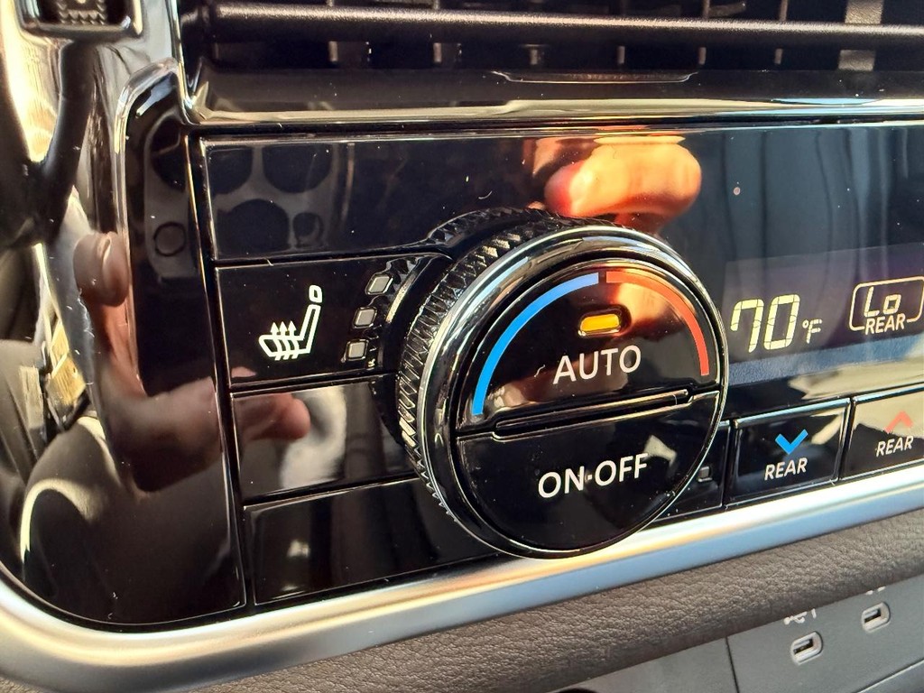 Nissan Rogue Vehicle Full-screen Gallery Image 07