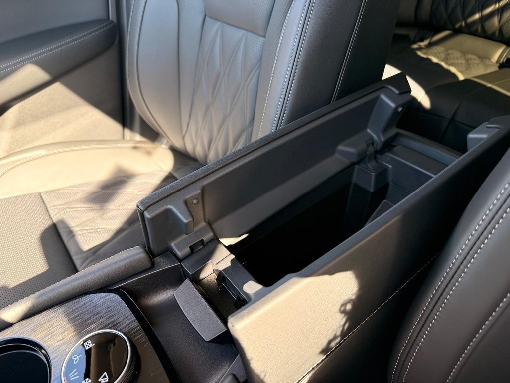 Nissan Rogue Vehicle Full-screen Gallery Image 08