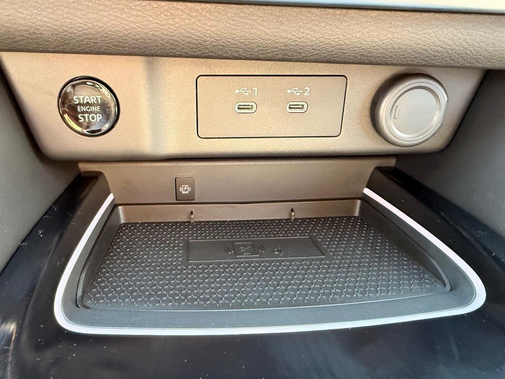 Nissan Rogue Vehicle Full-screen Gallery Image 10