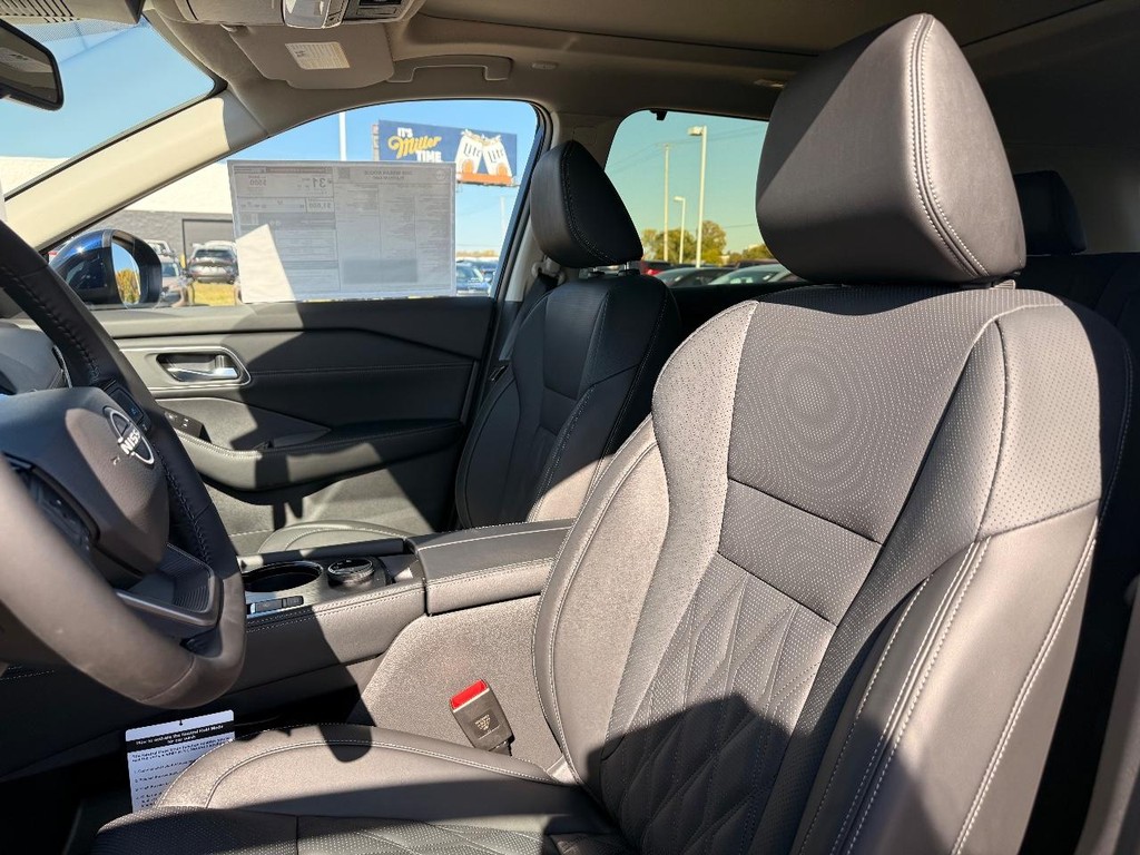 Nissan Rogue Vehicle Full-screen Gallery Image 15