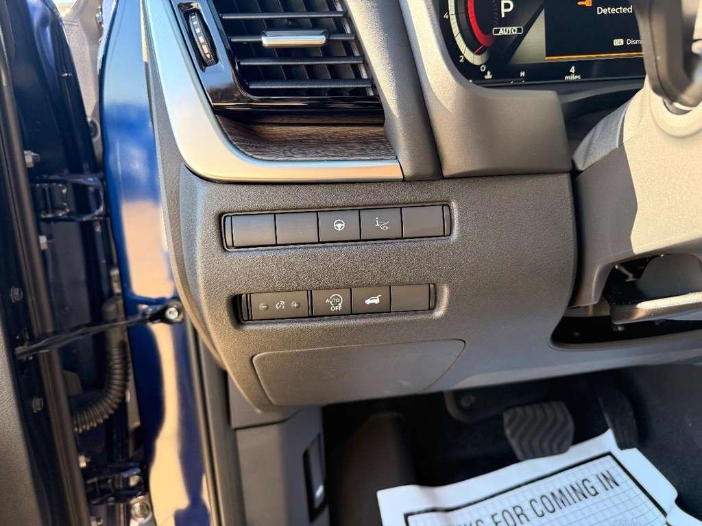 Nissan Rogue Vehicle Full-screen Gallery Image 16