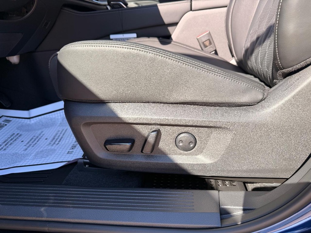 Nissan Rogue Vehicle Full-screen Gallery Image 17