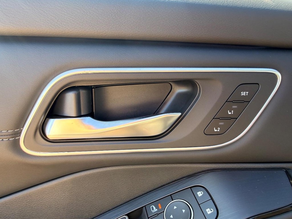 Nissan Rogue Vehicle Full-screen Gallery Image 19