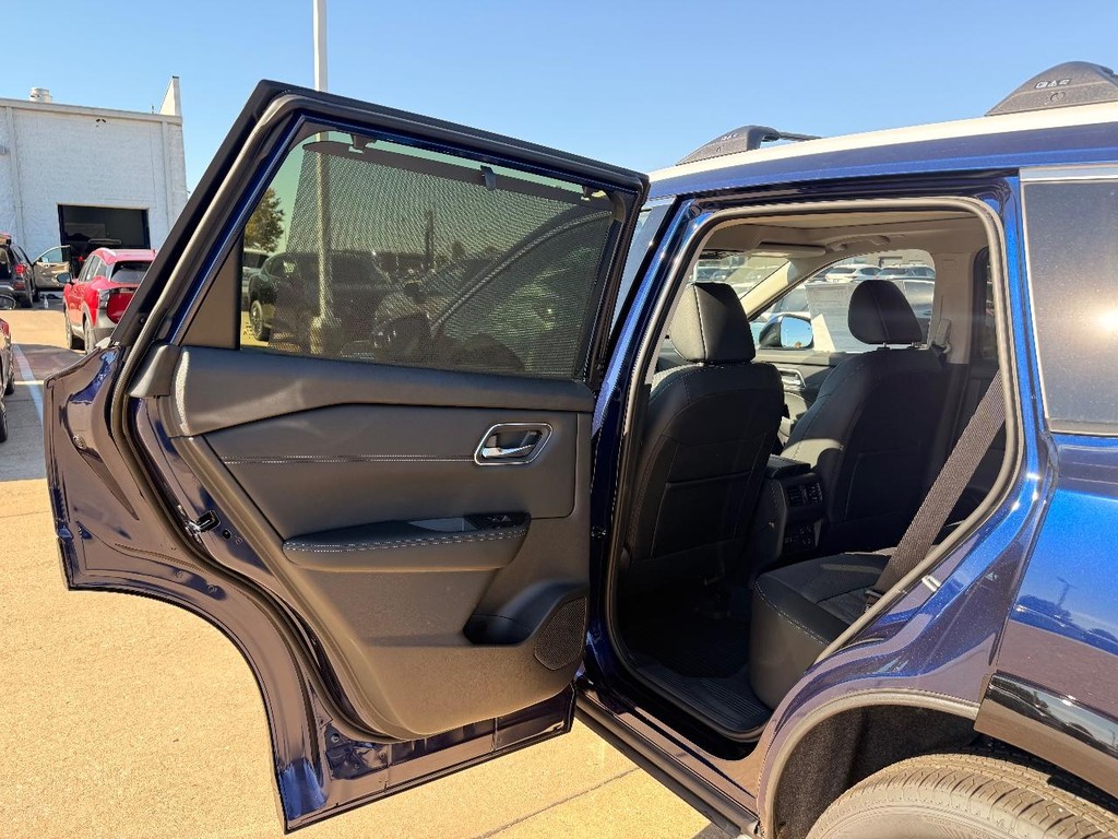 Nissan Rogue Vehicle Full-screen Gallery Image 21