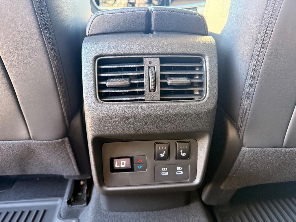 Nissan Rogue Vehicle Full-screen Gallery Image 23