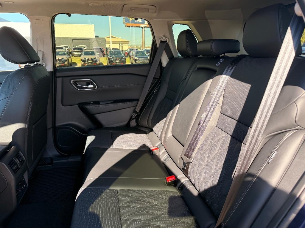 Nissan Rogue Vehicle Full-screen Gallery Image 25