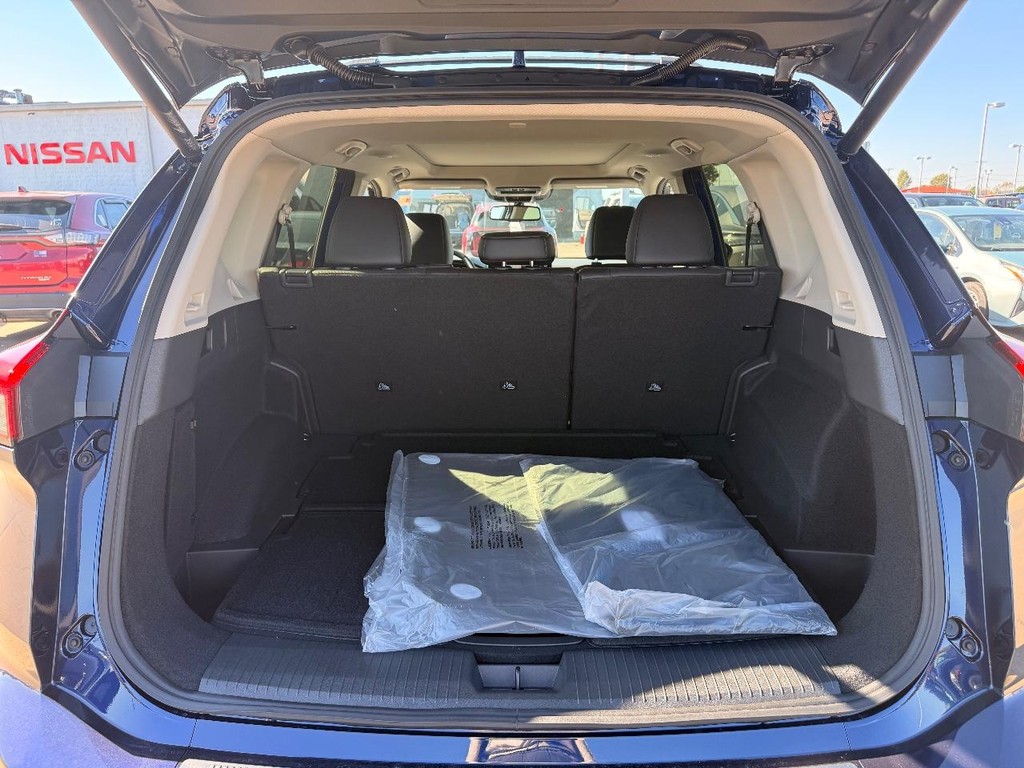 Nissan Rogue Vehicle Full-screen Gallery Image 27