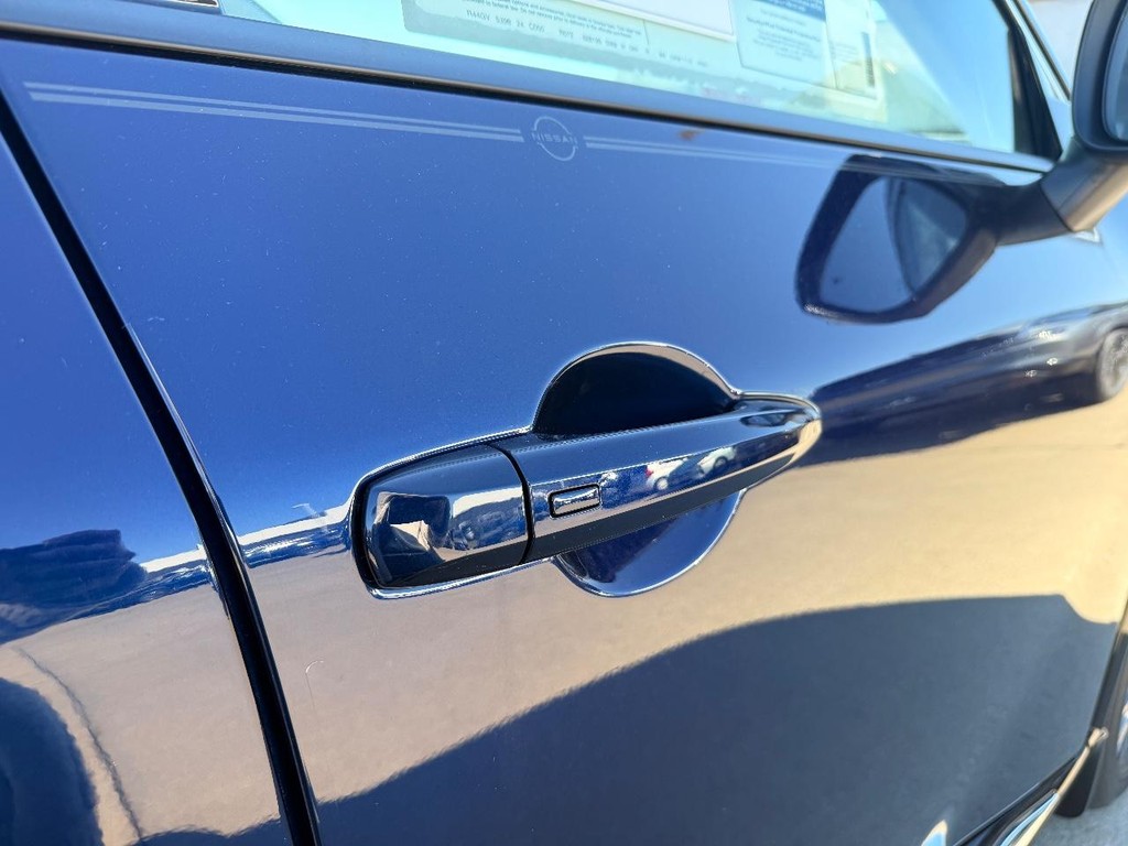 Nissan Rogue Vehicle Full-screen Gallery Image 31