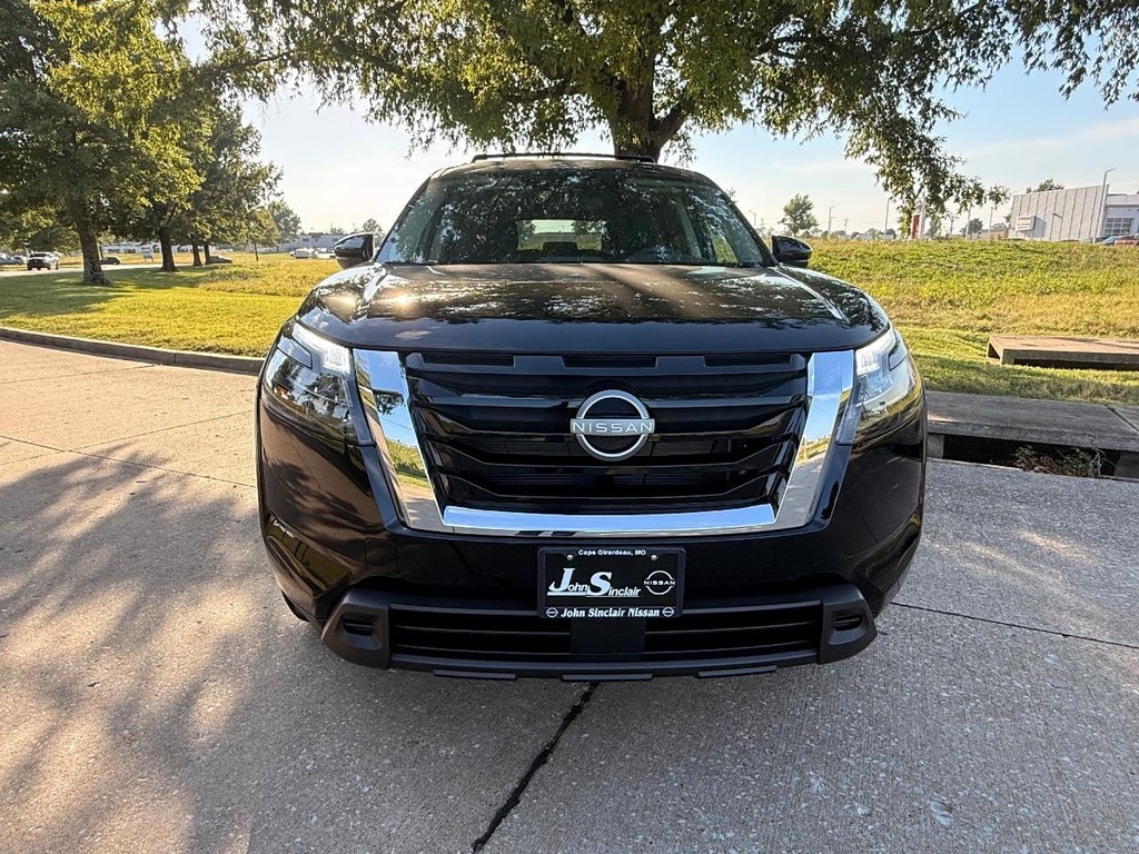 Nissan Pathfinder Vehicle Full-screen Gallery Image 02