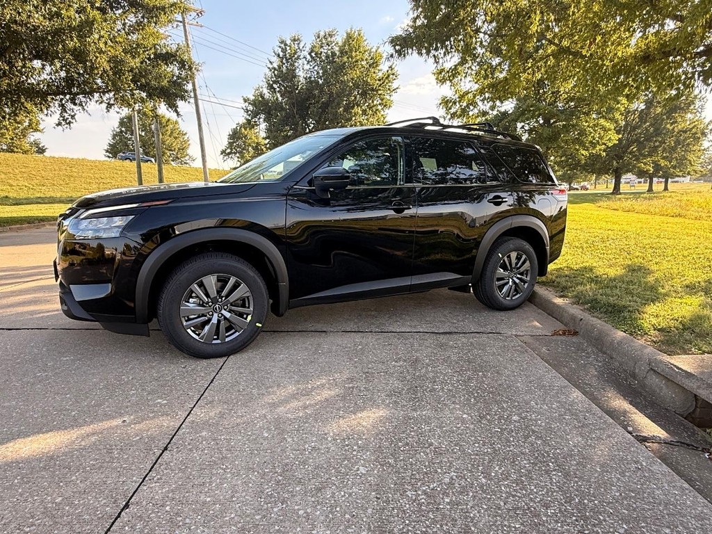 Nissan Pathfinder Vehicle Full-screen Gallery Image 03