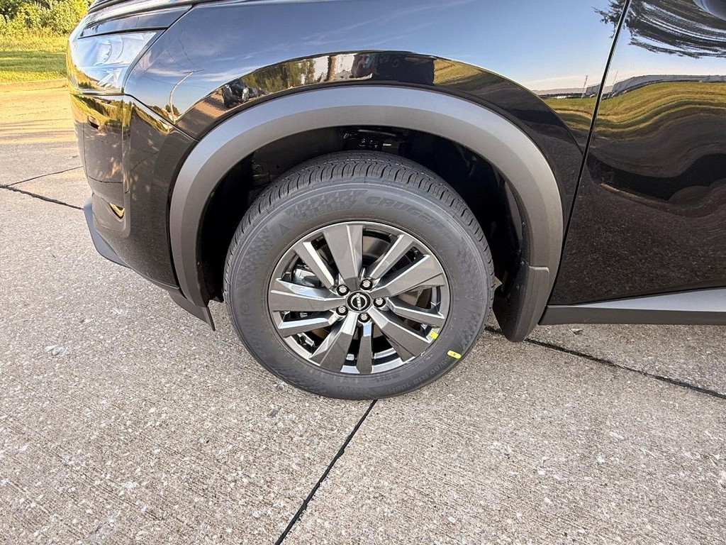 Nissan Pathfinder Vehicle Full-screen Gallery Image 04