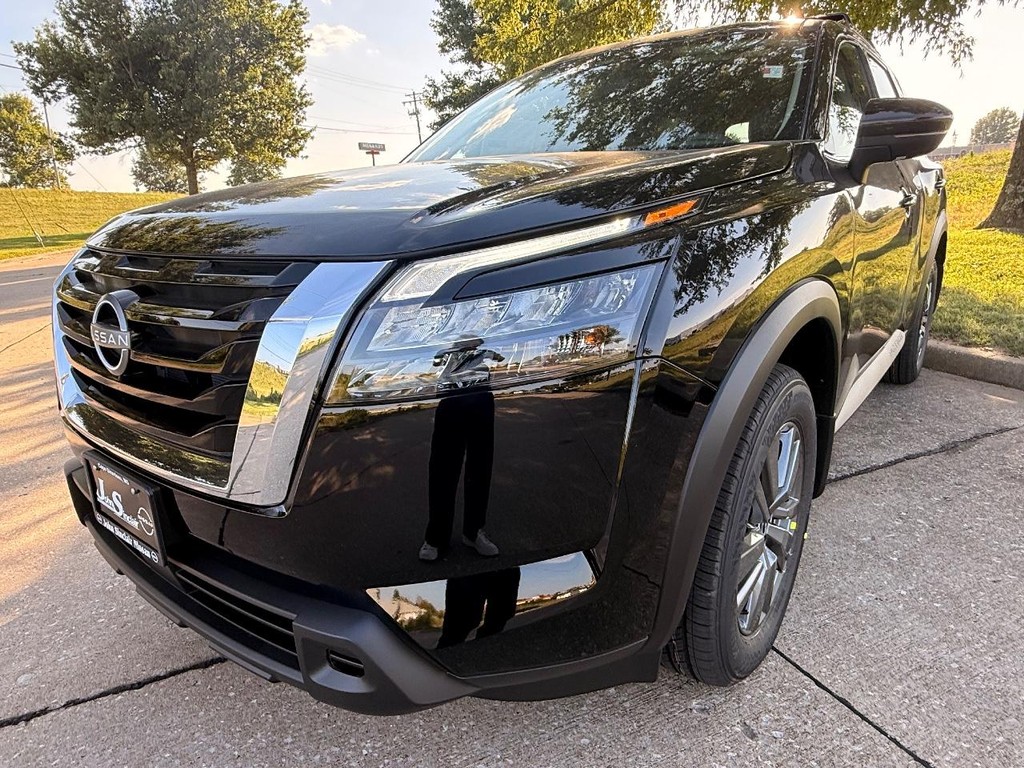 Nissan Pathfinder Vehicle Full-screen Gallery Image 05