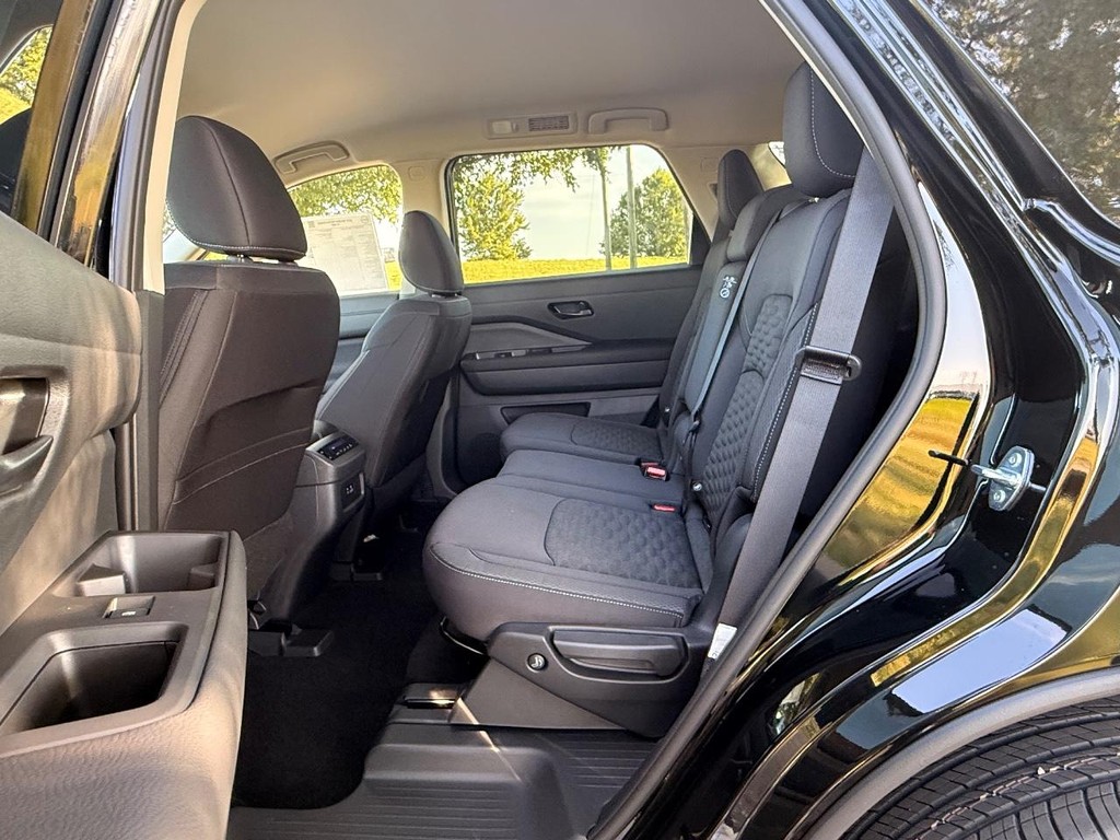 Nissan Pathfinder Vehicle Full-screen Gallery Image 06