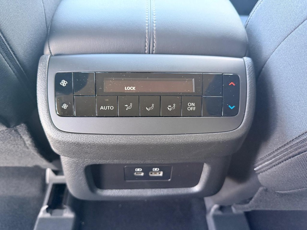 Nissan Pathfinder Vehicle Full-screen Gallery Image 09