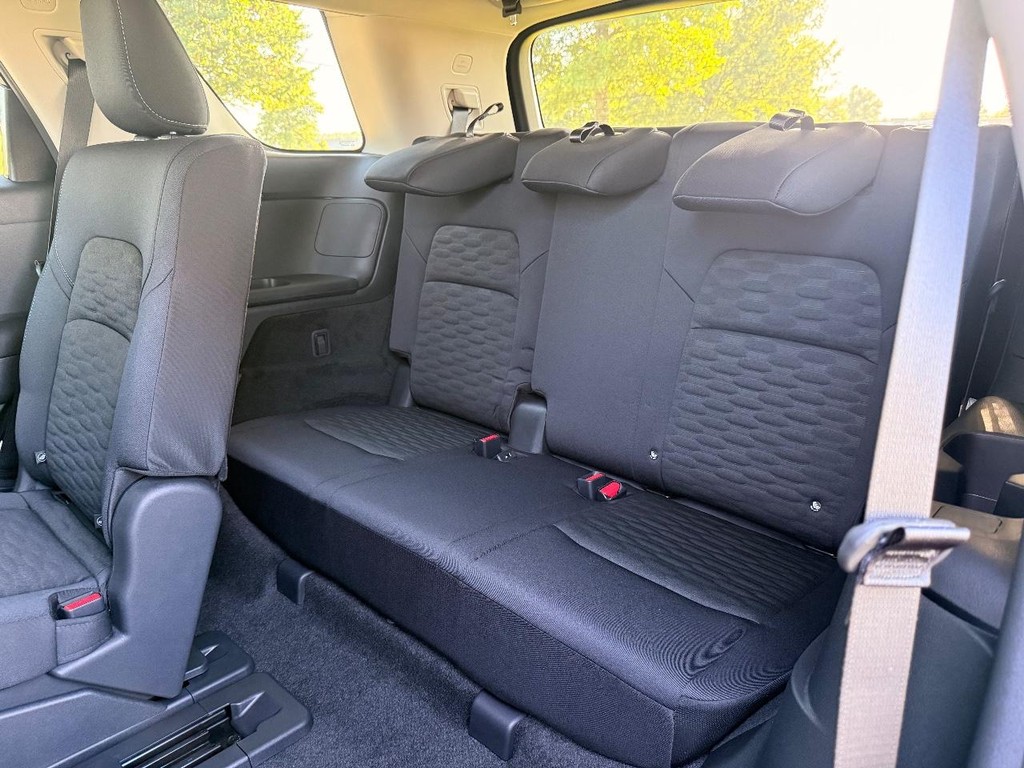 Nissan Pathfinder Vehicle Full-screen Gallery Image 10