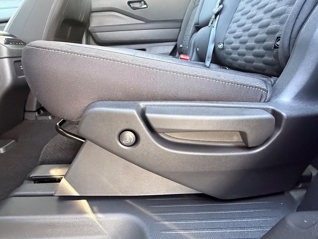 Nissan Pathfinder Vehicle Full-screen Gallery Image 11