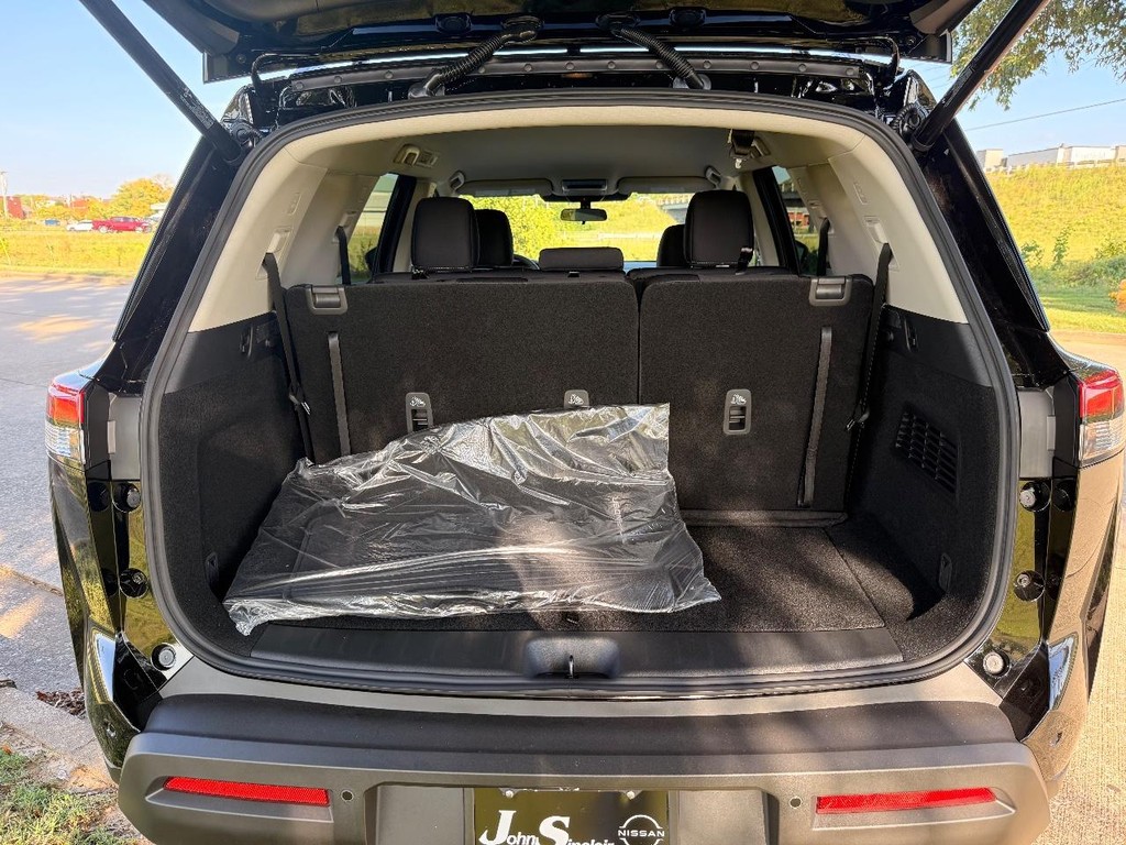 Nissan Pathfinder Vehicle Full-screen Gallery Image 13