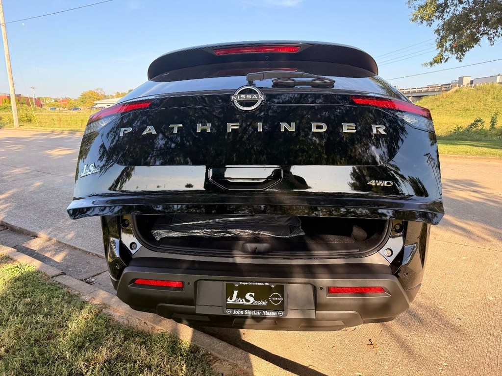 Nissan Pathfinder Vehicle Full-screen Gallery Image 14