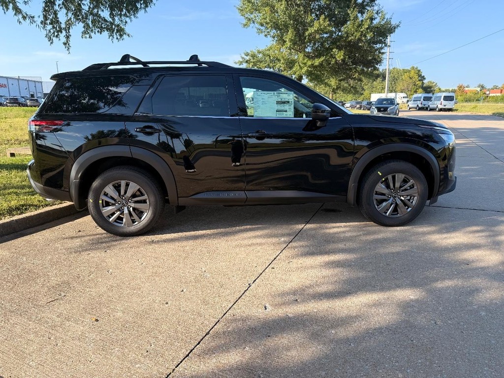 Nissan Pathfinder Vehicle Full-screen Gallery Image 16