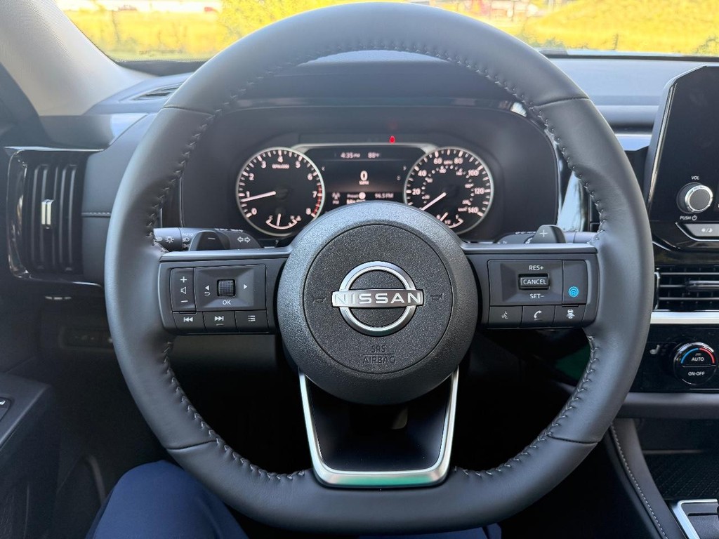 Nissan Pathfinder Vehicle Full-screen Gallery Image 17